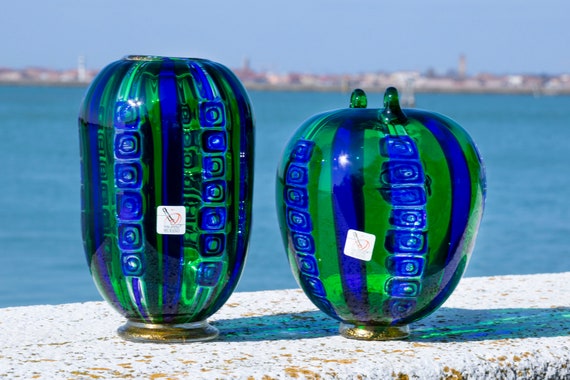 Emerald green vases with blue Murano glass inserts. muranoglass. Vetrodimurano luxuryhomedecor madeinitaly homedecor giftidea