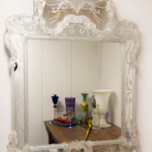 Venetian Mirror with Crystal Flower Details Luxury Mirror Mirror en verre de Murano Muránói üveg tükör 穆拉诺玻璃镜子 Decorated mirror