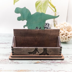 Tarjetero de dinosaurio para escritorio, tarjetero T-Rex, regalo para oficina, pantalla de tarjeta de escritorio de madera personalizada