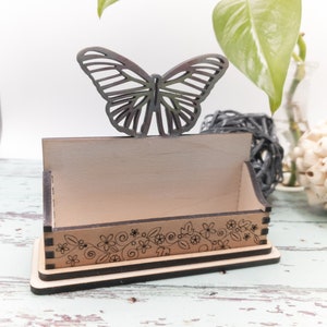 Porta biglietti da visita a farfalla per scrivania, porta biglietti da scrivania floreale, regalo natura per ufficio, display per carte desktop in legno personalizzato