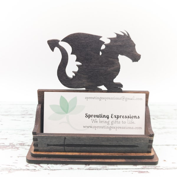 Tarjetero de dragón y espada: decoración de escritorio mítica