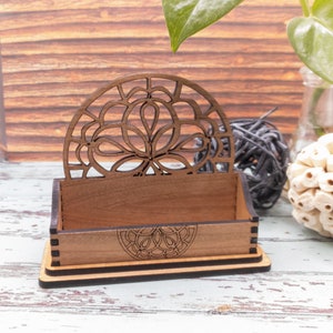 Visitekaarthouder voor bureau, bureaukaarthouder, bloemenmandala cadeau voor kantoor, gepersonaliseerde houten desktopkaartweergave
