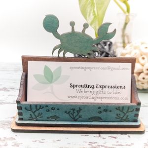 Titular de la tarjeta de visita de cangrejo azul para escritorio, titular de la tarjeta de escritorio del océano, regalo Sealife para la oficina, pantalla de tarjeta de escritorio de madera personalizada