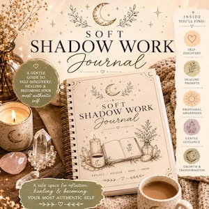 Può includere: Un diario a spirale intitolato "Soft Shadow Work Journal" con una luna crescente e illustrazioni botaniche. Il testo sulla copertina è in un carattere decorativo. L'immagine include una candela accesa, cristalli e una tazza di caffè, suggerendo un tema di scoperta di sé e guarigione.