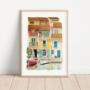 Könnte beinhalten: Ein Aquarellbild von bunten Häusern mit blauen Fensterläden und Balkonen, die auf einen Kanal mit zwei Booten blicken. Die Boote sind rot und weiß und liegen im Kanal.