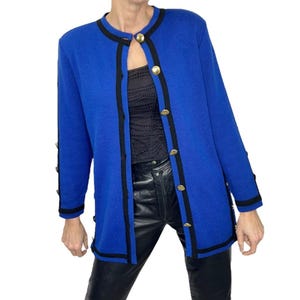 Suéter tipo túnica tipo cárdigan estilo preppy, estilo antiguo, de la colección Creazione Loreani, de mezcla de lana, estilo alemán, azul real, negro y dorado, estilo antiguo.