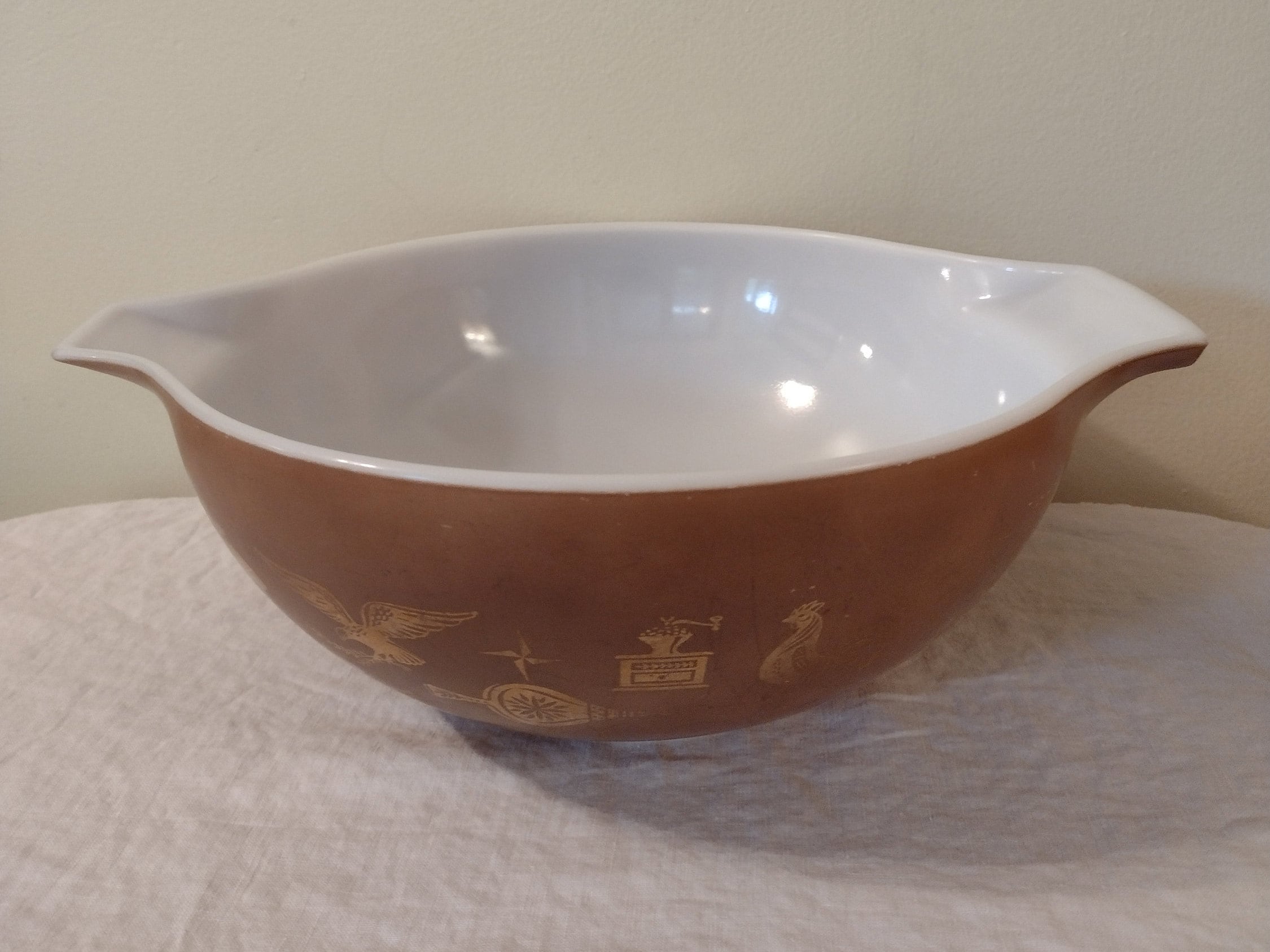 Vintage PYREX (R) Mixing Bowl. Ovenware Safe. Bowl 4 QT
