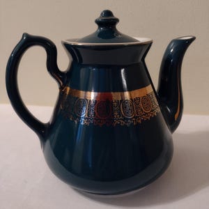 Vintage haltheepot met deksel. Kleur donkergroen/goud. Maat: 6'' hoog, bovenkant 3,5''. Gemaakt in de VS.