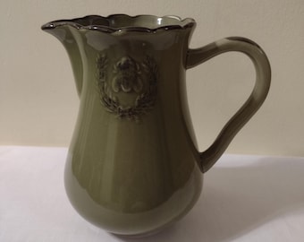 ビンテージ バンブルビー ピッチャー。家庭の必需品、そしてそれ以上。色はオリーブ。サイズは高さ 7.5 インチ。中国製。