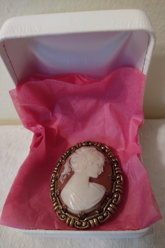 Vintage Germany Cameo Pink Brooch. Gold Toned Set… - image 2