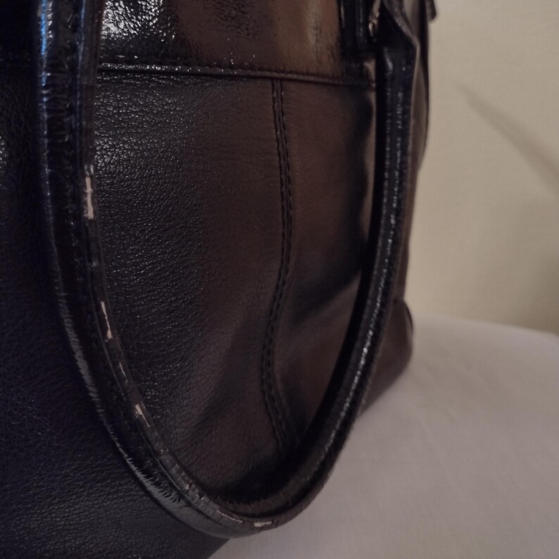Vintage Kate Spade leren schoudertas. Kleur zwart. Maat: 10" hoog, 16" breed. Uitstekende staat. afbeelding 9