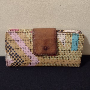 Cartera vintage de cuero plegable Fossil. Medidas: 18 cm de largo x 8,9 cm de ancho.