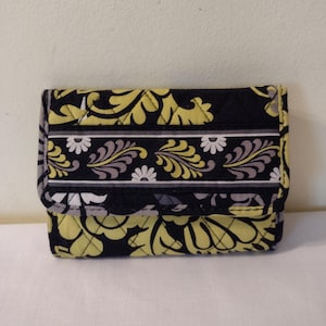 Cartera vintage Vera Bradley de tres pliegues. Colores: negro, amarillo y blanco. Medidas: 11,5 cm de alto x 14 cm de ancho.