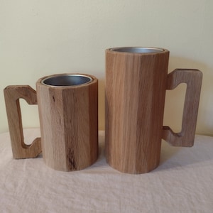 ビンテージ木製ビールジョッキ。珍しいジョッキ。中サイズ 6 インチ 1 個、大サイズ 8 インチ 1 個。