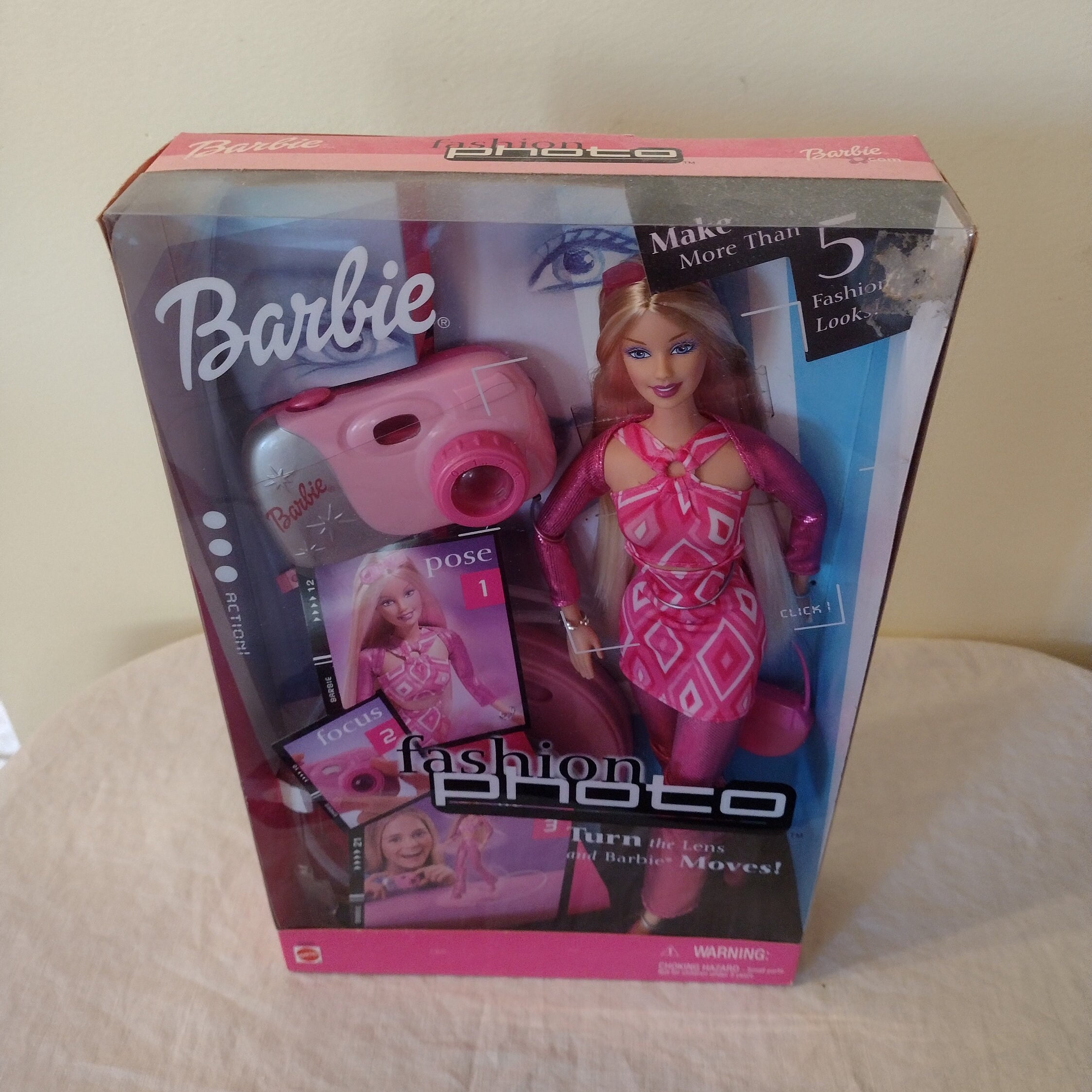 2001 年ヴィンテージ写真ファッション バービー人形。人形のレンズが