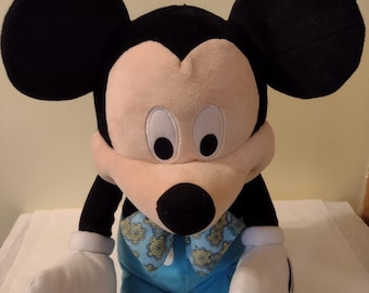Disney Grande Mickey Mouse. Tamanho 25" de comprimento. Mickey usa um laço. Multicolorido. Braços e pernas flexíveis. . Feito nos EUA.