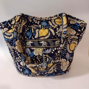 Vintage Vera Bradley Shoulder Bag Size 10.5 Tall, 15 Wide. Multicolor.