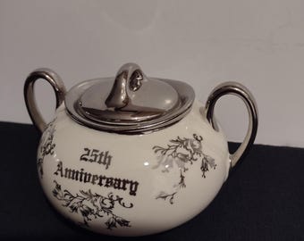 Azucarero vintage del 25 aniversario. Color beige plateado. Medidas: 8,9 cm de alto, 6,3 cm de ancho en la parte superior. Oro de 22 quilates, fabricado en EE. UU.