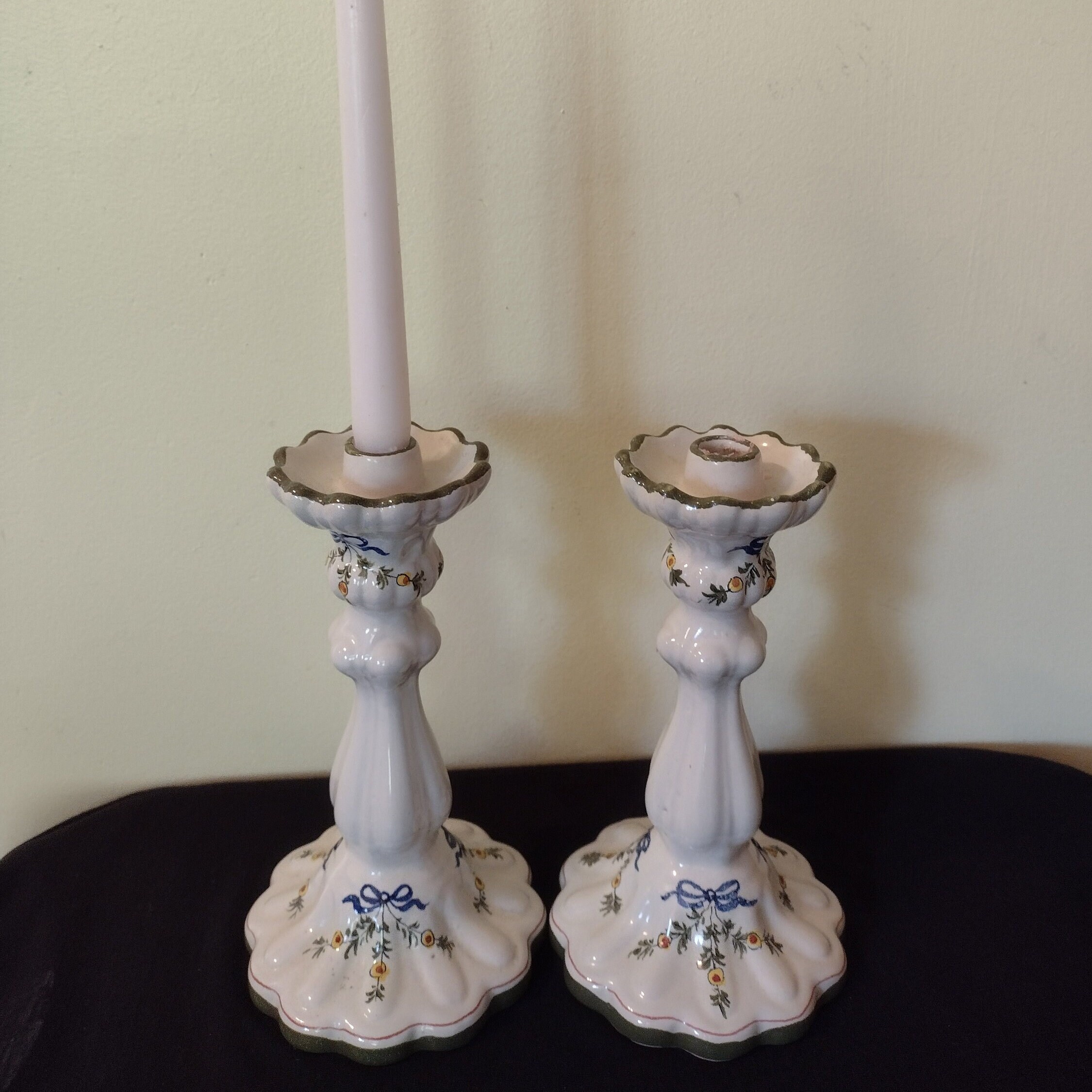 ヴィンテージ キャンドルホルダー 2 個セット。リボン/花。イタリア PV