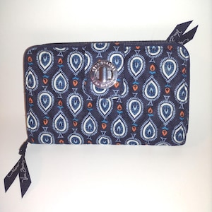 Cartera vintage Vera Bradley con cierre de giro plateado. Tamaño 5x8.