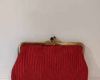 Vintage geplooide satijnen avondtasje/tas met verborgen ritssluiting. Maat: 6" hoog, 9,5" breed. Kleur rood.
