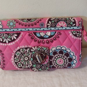 Cartera vintage Vera Bradley. Rosa con diseños, 2 compartimentos, bolsillo exterior con cremallera. Tamaño: 5" de alto, 8" de largo.
