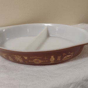 Zapiekanka PYREX Divided Dish. Kształt owalny. Brązowo-złota i biała. Rozmiar 2,5 wysokości, 12,5 długości, 1,5 kwarty. Wyprodukowano w USA.