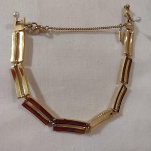 Bracciale vintage Monet color oro con catena a maglie di sicurezza. Misura 7,5”. Condizioni eccellenti.