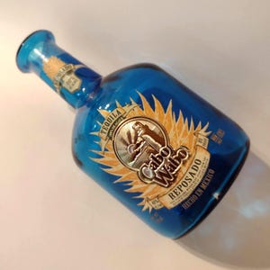 ヴィンテージのカボ・ワボ・テキーラの青い空ボトル。高さ8フィート、直径13.5インチ。メキシコ、ハリスコ州。