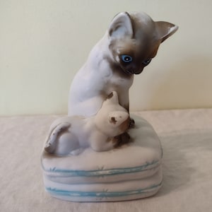 Vintage Siamese Cat & Kitten Ceramic Music Box. Size 6.5&quot; Tall. Made In Japan.
