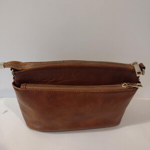 Bolso pequeño vintage Divina Firenze de piel auténtica. Medidas: 15 cm de alto x 28 cm de ancho. Hecho en Italia.