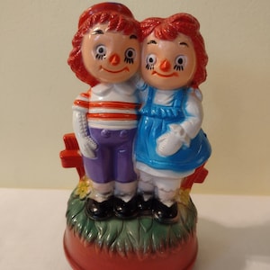Vintage Rtagdy Ann und Andy Spieluhr Figur. Größe 18 cm hoch.Aus Kunststoff geformt.Sehr guter Zustand.Made in Hong Kong.