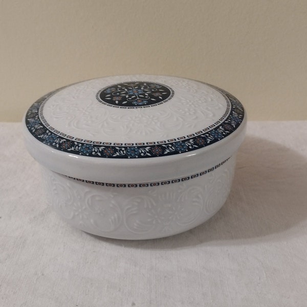 Vintage Hankook Powder Round trinket dish with lid. Color White/Blue Made in Korea. Size 2 In Tall, 14 In Wide.