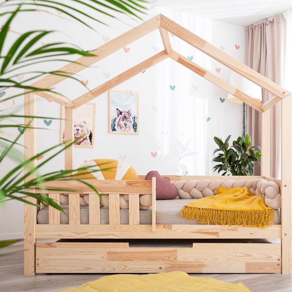 Cama infantil Montessori con forma de casita, barandilla de seguridad y cajón, de madera natural.