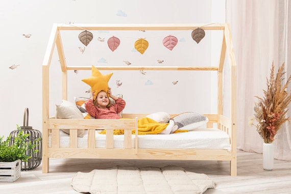 Letto a casetta, lettino per bambini con ringhiera, letto a casetta con  protezione anticaduta, Lit Cabane Meli -  Italia