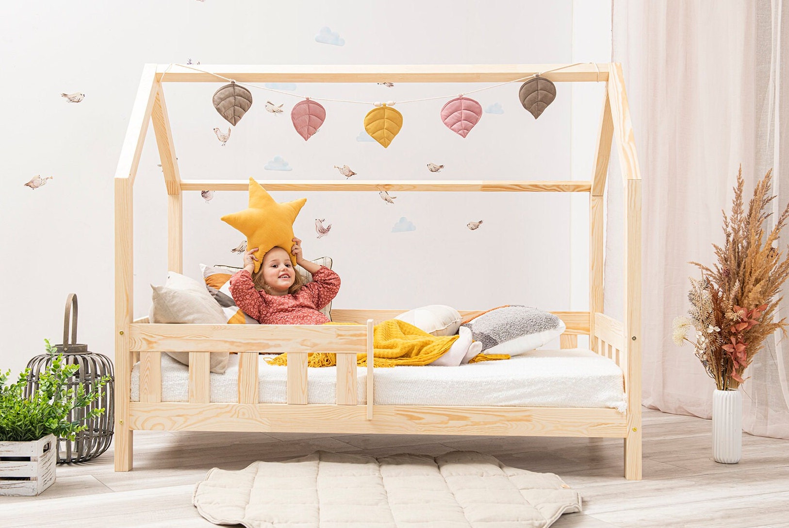 Cama infantil montessori con forma de casa de madera natural colchón 90 x  200 cm