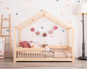 Cama infantil Montessori con forma de casita de piscín y barandillas redondas – Madera natural, diseño escandinavo
