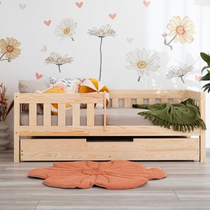 Łóżko Montessori House Bed – łóżko dziecięce Vedo z barierką zabezpieczającą i szufladą, naturalne drewno, skandynawski design