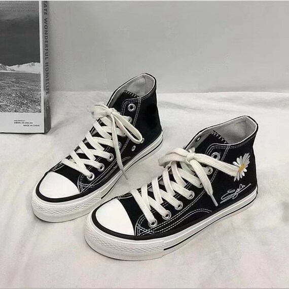 black daisy converse