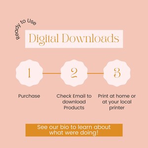Op de afbeelding: Een grafiek met een roze achtergrond en gouden tekst die het proces van het kopen van digitale downloads uitlegt. De stappen zijn: 1. Kopen, 2. E-mail controleren om producten te downloaden, 3. Thuis of bij uw lokale printer afdrukken. De tekst "Ready to Use" en "Digital Downloads" staat in een cirkel bovenaan de grafiek. De tekst "See our bio to learn about what were doing!" staat in een rechthoek onderaan de grafiek.
