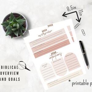 Op de afbeelding: Printbare planner voor het stellen van doelen voor 2023 en 2024 met secties voor spirituele, fysieke en persoonlijke doelen. De planner is 21,6 cm bij 27,9 cm en heeft een roze en bruine kleurstelling.