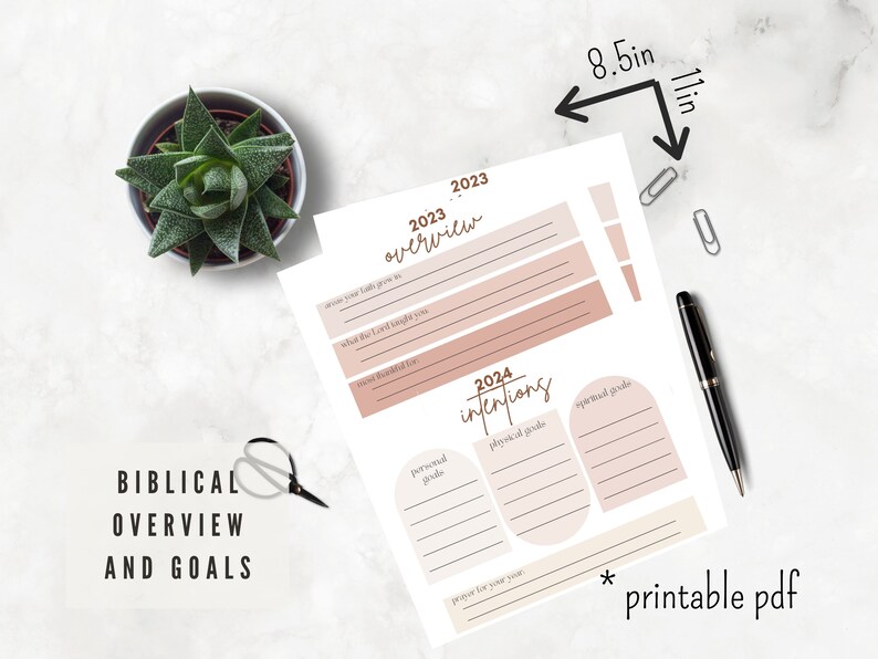 Op de afbeelding: Printbare planner voor het stellen van doelen voor 2023 en 2024 met secties voor spirituele, fysieke en persoonlijke doelen. De planner is 21,6 cm bij 27,9 cm en heeft een roze en bruine kleurstelling.