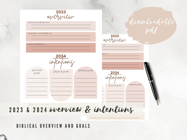 Op de afbeelding: Printbare werkblaadje met een roze en bruine kleurschema voor het stellen van doelen en intenties voor 2023 en 2024. Het werkblaadje bevat secties voor persoonlijke, fysieke en spirituele doelen. De tekst "2023 overview", "2024 intentions", en "Biblical Overview and Goals" is opgenomen op het werkblaadje.