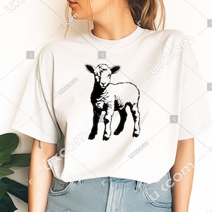 Puede incluir: Una camiseta blanca con una silueta negra de un cordero en la parte delantera.