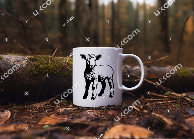 Puede incluir: Taza de cer&aacute;mica blanca con una silueta negra de un cordero. La taza est&aacute; sobre un lecho de hojas y ramitas marrones.
