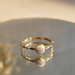 Anello in opalite in oro massiccio 14k, anello scintillante in oro, anello rotondo in opalite delicato, anello minimalista, anello unico, anello boho, regalo per lei, regalo di Natale
