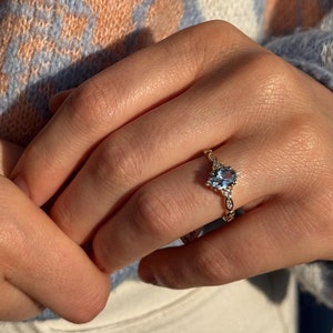 14k Solid Gold Oval Cut Twisted Prinzessin Ring, Zarte Blaue Solitär Verlobungsring, Einzigartige Vintage Style, Versprechen, Weihnachtsgeschenk für Sie
