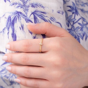 Anillo minimalista de oro, anillo de oro macizo de 14 k, anillo delicado, regalo para ella, anillo de oro sencillo, anillo de medio aro, anillo delicado, regalo de Navidad