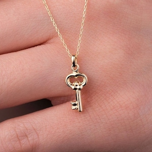 14K ソリッド ゴールド キー ペンダント ネックレス、ゴールド キー チャーム ネックレス、彼女へのギフト、上品、ミニマリスト、キー ジュエリー、記念日ギフト、誕生日ギフト