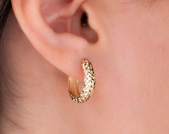 Orecchini a cerchio in oro 14 carati, orecchini sfaccettati, orecchini a cerchio Huggie in oro, orecchini a cerchio scintillanti, regalo per donne, regalo di compleanno, orecchini per tutti i giorni, Natale